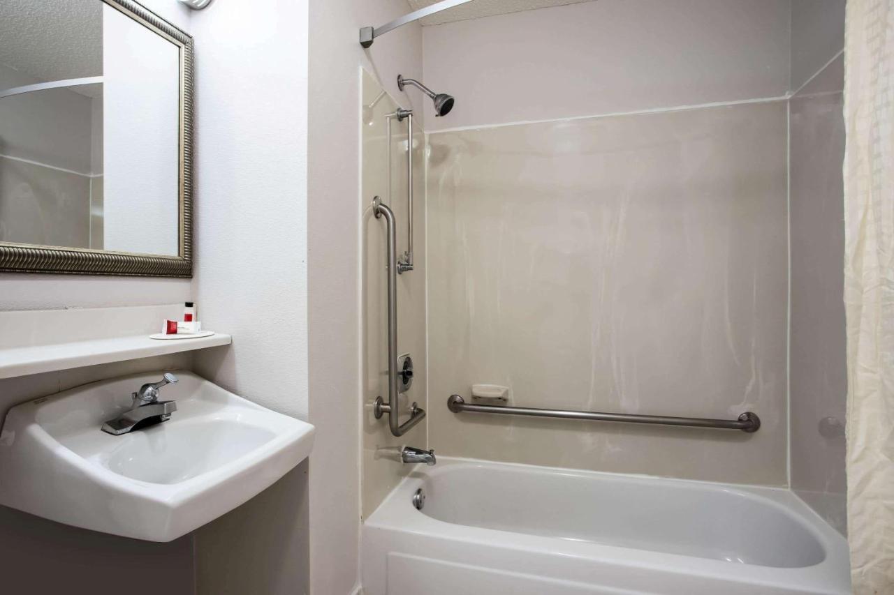 Travelodge By Wyndham Fort Wayne North Екстериор снимка