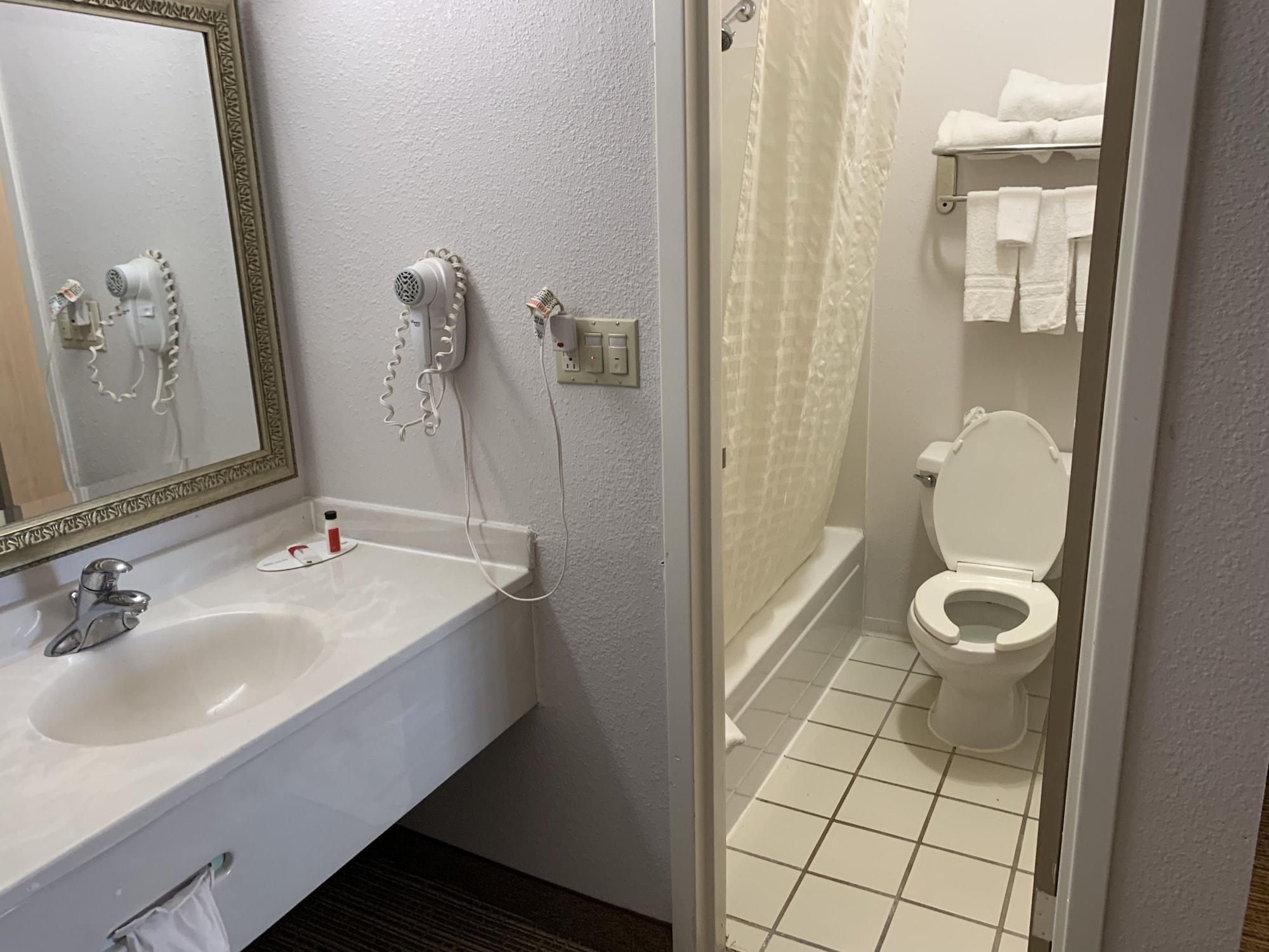 Travelodge By Wyndham Fort Wayne North Екстериор снимка