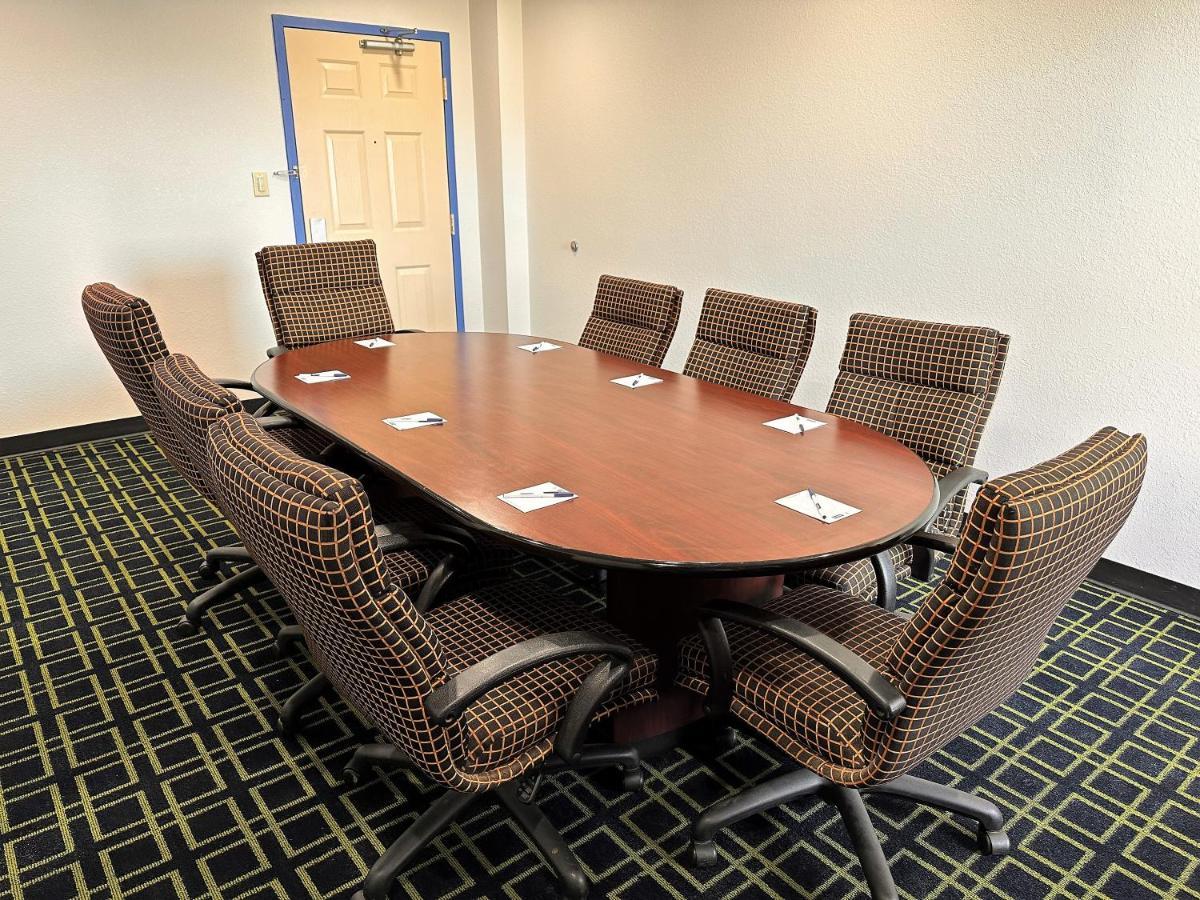 Travelodge By Wyndham Fort Wayne North Екстериор снимка