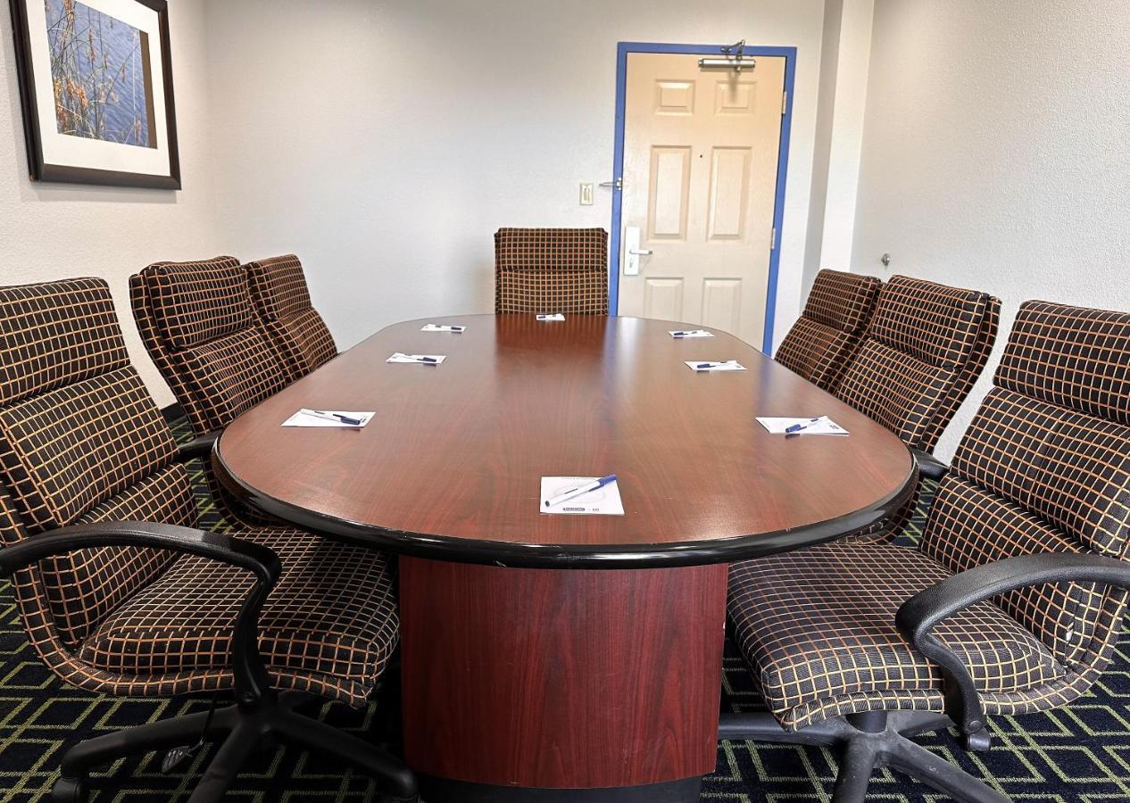 Travelodge By Wyndham Fort Wayne North Екстериор снимка