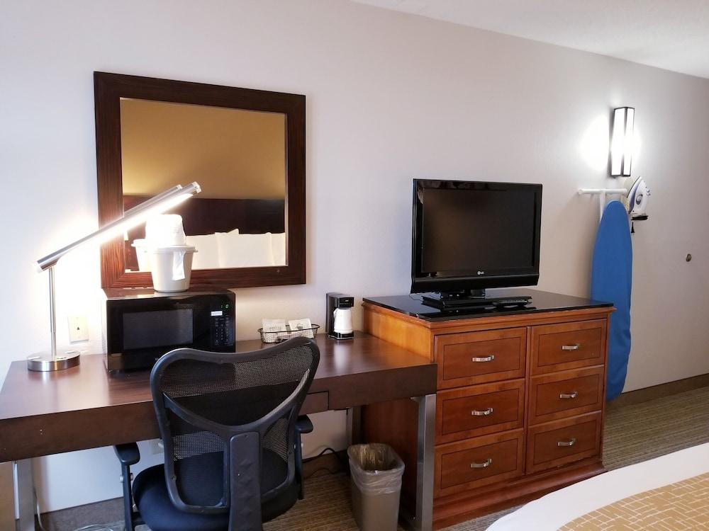 Travelodge By Wyndham Fort Wayne North Екстериор снимка