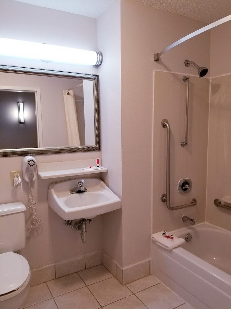 Travelodge By Wyndham Fort Wayne North Екстериор снимка