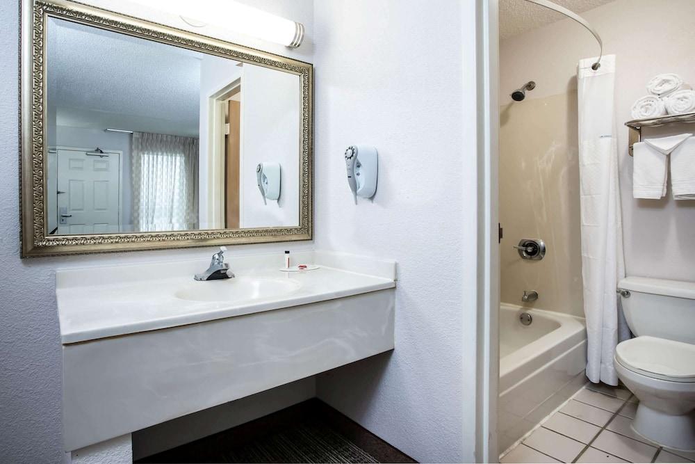 Travelodge By Wyndham Fort Wayne North Екстериор снимка