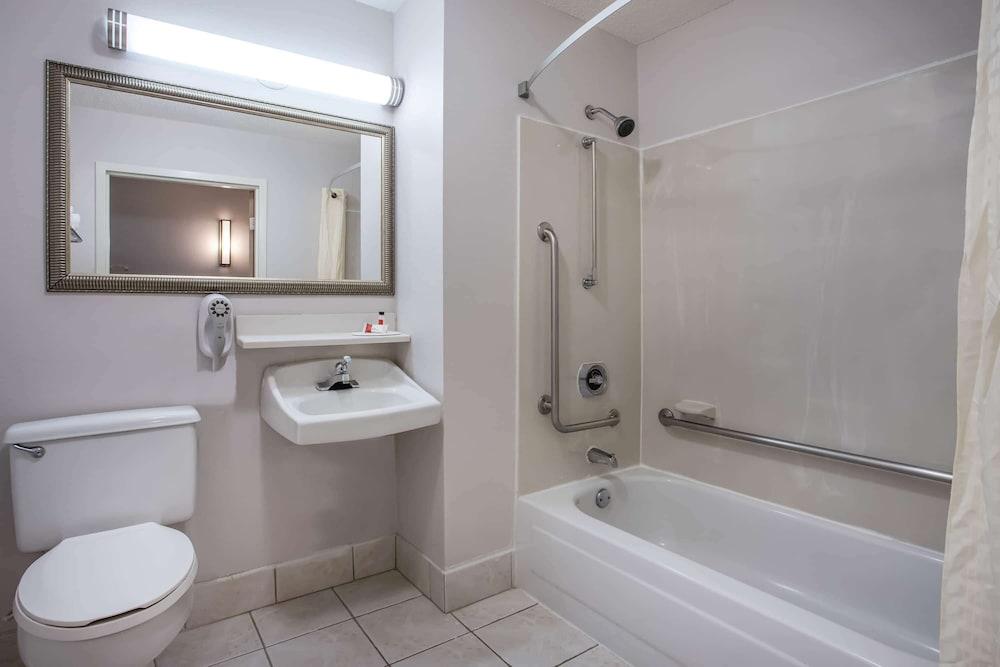 Travelodge By Wyndham Fort Wayne North Екстериор снимка