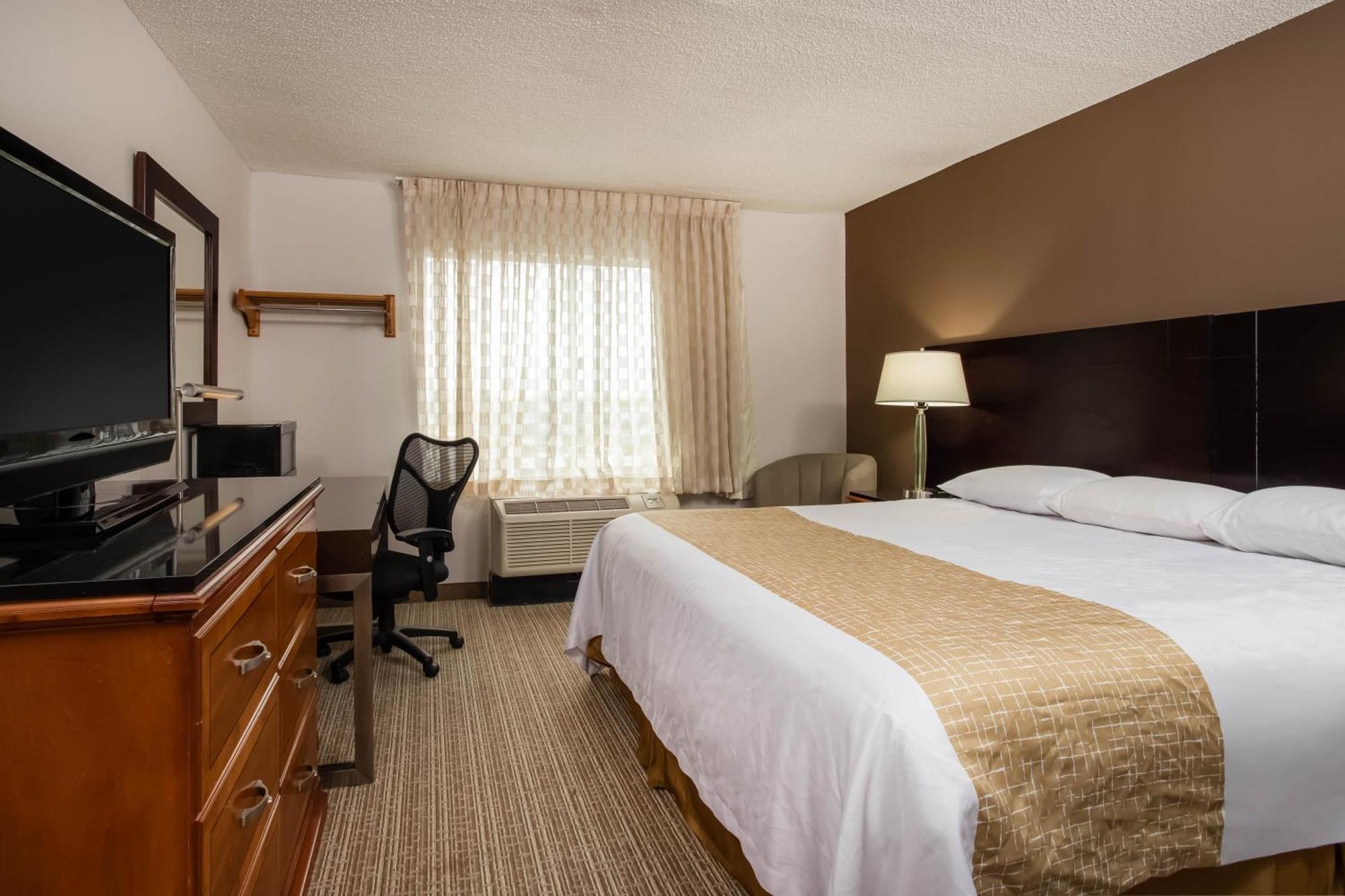 Travelodge By Wyndham Fort Wayne North Екстериор снимка
