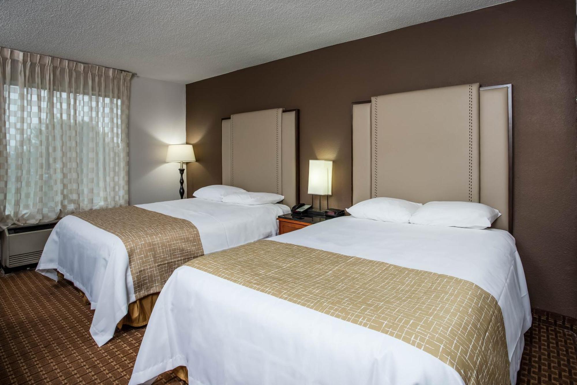 Travelodge By Wyndham Fort Wayne North Екстериор снимка
