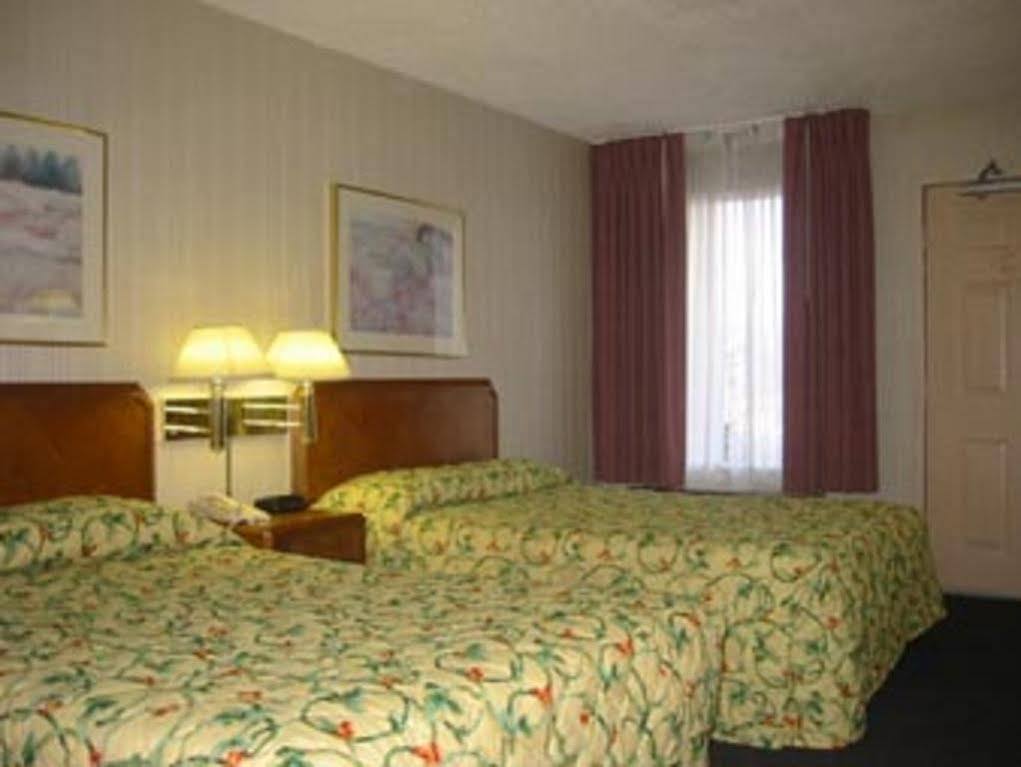 Travelodge By Wyndham Fort Wayne North Екстериор снимка