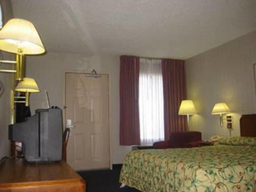 Travelodge By Wyndham Fort Wayne North Екстериор снимка