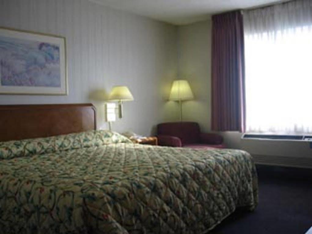 Travelodge By Wyndham Fort Wayne North Екстериор снимка