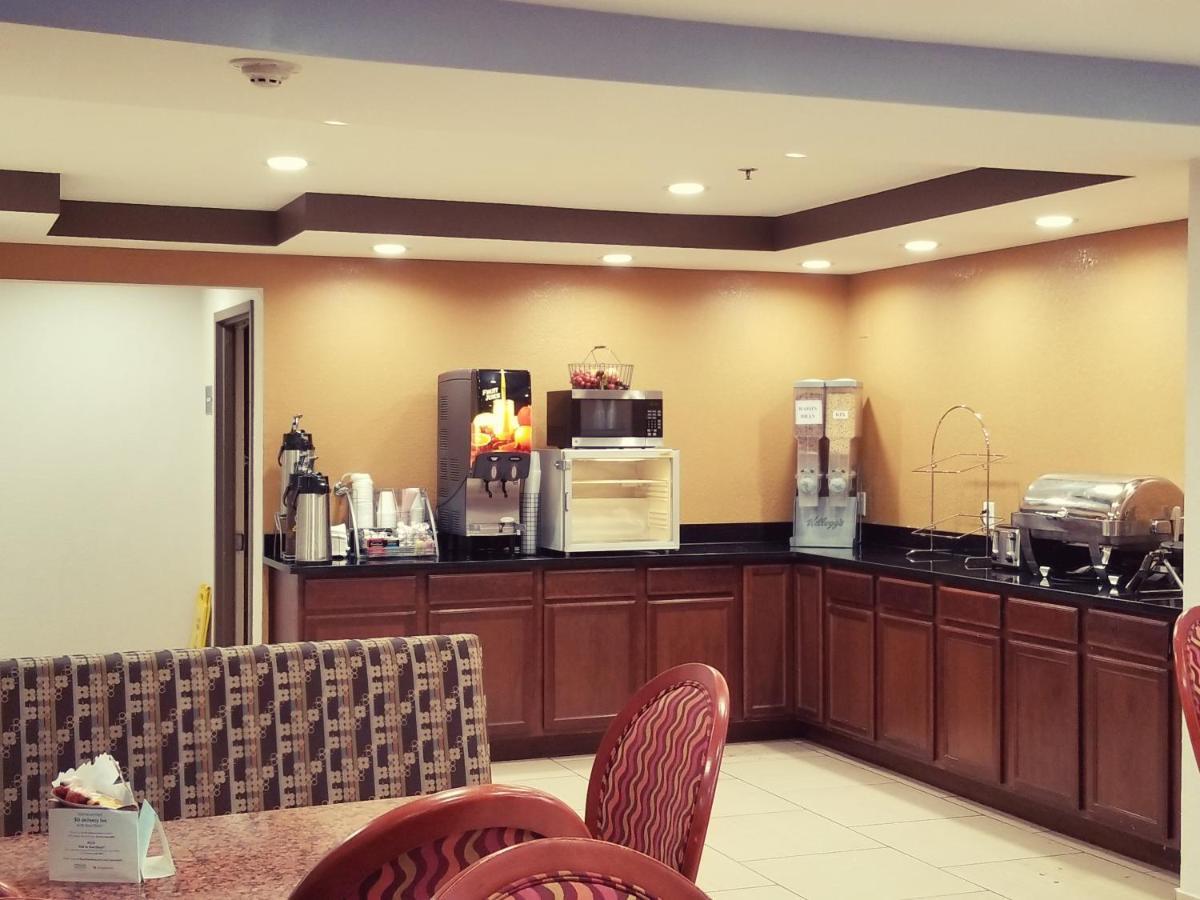 Travelodge By Wyndham Fort Wayne North Екстериор снимка