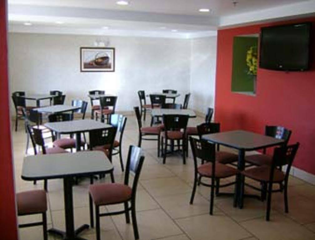 Travelodge By Wyndham Fort Wayne North Екстериор снимка